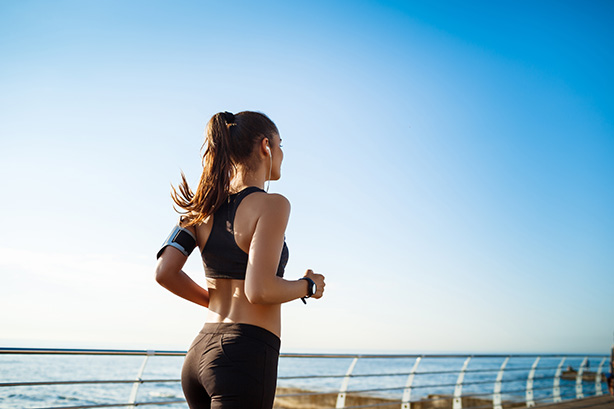 運動中の女性のイメージ画像